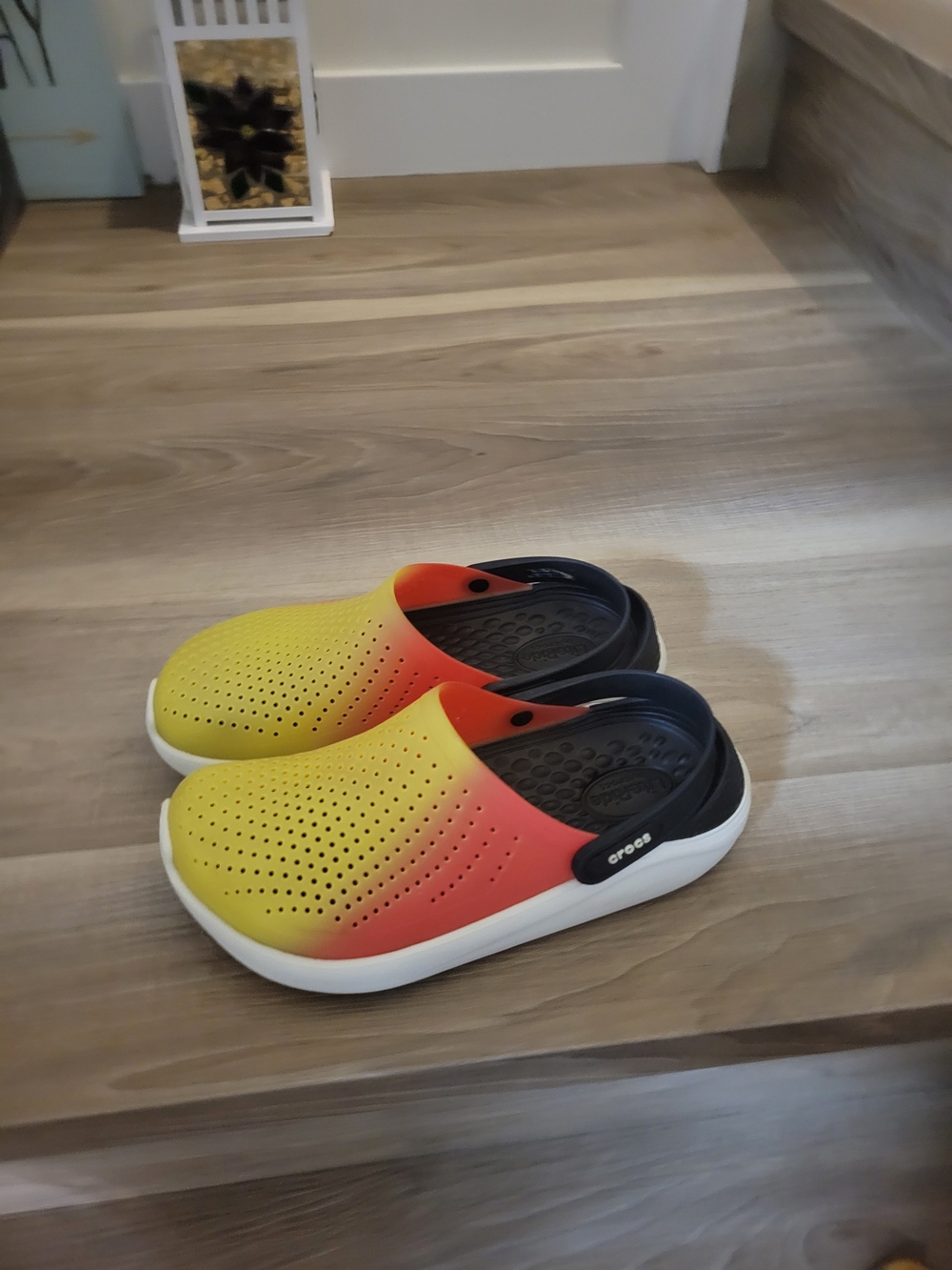 CROCS Women Ombre Yellow to Orange Clog with Black Strap Size 8 (Size 6 Men)